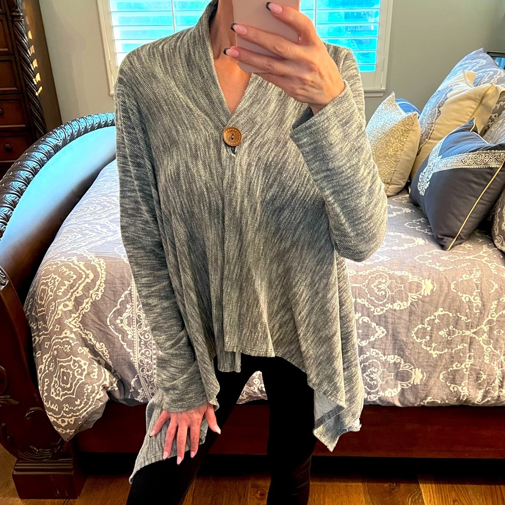 Bobeau One Button Cardigan Wrap. Gray. Size Small.